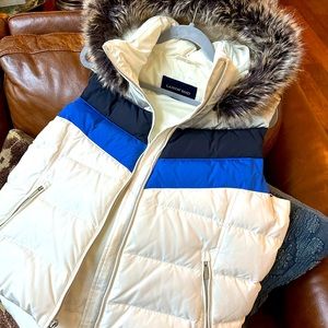 Super chic retro styling Lands End goose down puffer vest w/ detachable hood XL